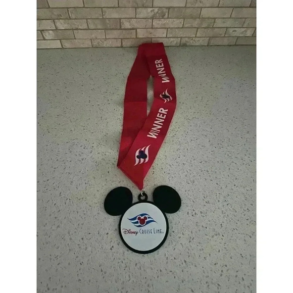 Disney Cruise Line DCL WINNER‎ Mickey Mouse Lanyard Medal Medallion Red Black - Picture 1 of 3